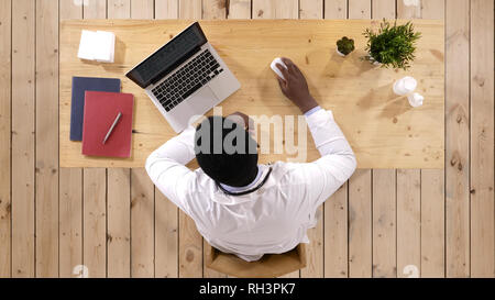 African American männlicher Arzt arbeiten in medizinischen Büro konzentriert. Stockfoto