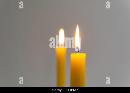 Worm Atmosphäre in der Nähe der brennenden gelbe Kerze. Stockfoto