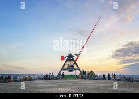 Prag, Tschechische Republik - 30. Januar 2019: Prager Metronomdenkmal bei Sonnenuntergang Stockfoto