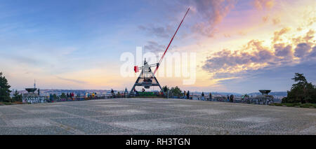 Prag, Tschechische Republik - 30. Januar 2019: Prager Metronomdenkmal bei Sonnenuntergang Stockfoto