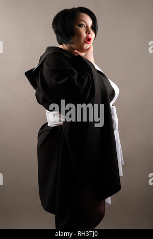 Überrascht fette Frau in Schwarz und Weiß Kleid Stockfoto