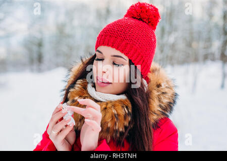 Mädchen Schutz der Lippen mit Lippenbalsam im Winter Stockfoto