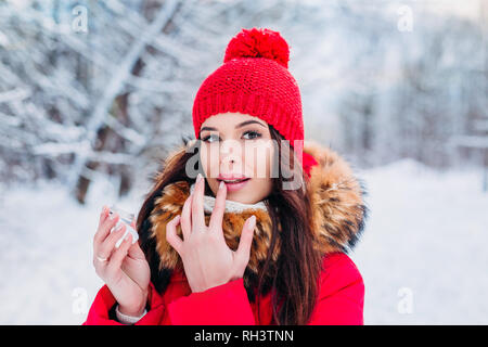 Mädchen Schutz der Lippen mit Lippenbalsam im Winter Stockfoto