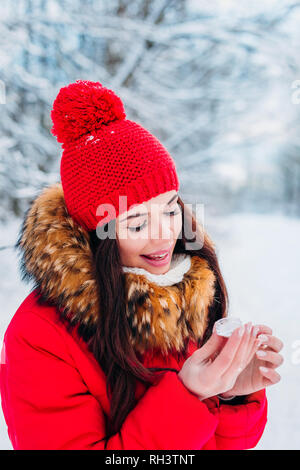 Mädchen Schutz der Lippen mit Lippenbalsam im Winter Stockfoto