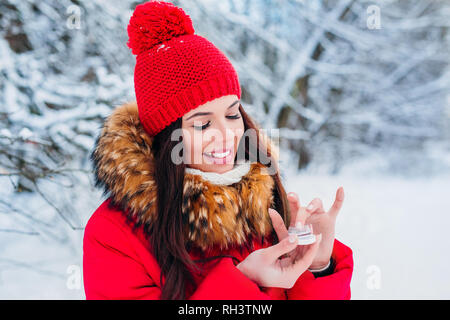 Mädchen Schutz der Lippen mit Lippenbalsam im Winter Stockfoto