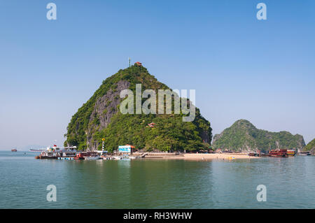 Ti Top Strand oder Bai bien Ti Top mit hölzernen Dschunke Boote vor Anker gegangen Ufer auf einem sonnigen Nachmittag, oder Ha Long Halong Bay, Vietnam Stockfoto