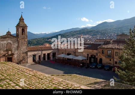 Blick auf die kleine Stadt Castelbuono, Palermo, Sizilien, von der Piazza Castello. Stockfoto