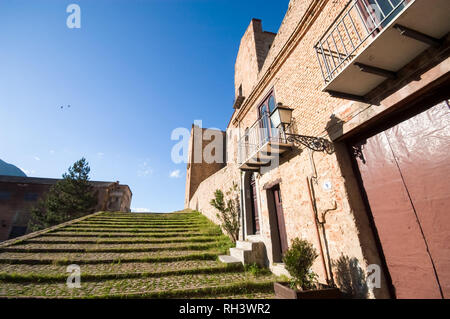 Treppe zum Castello di Castelbuono, auch bekannt als das Castello dei Ventimiglia. In der Provinz Palermo, Sizilien. Stockfoto