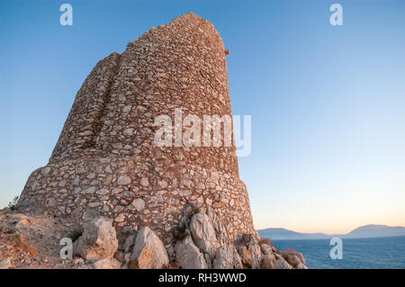 Küstenschutz Turm in Capo Rama finden bei Sonnenuntergang, Palermo, Sizilien, Italien Stockfoto