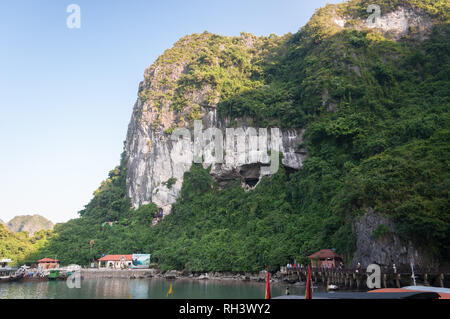 Bo Hon Insel und Hafen mit Sung Sot Höhle fahren Sie auf der Seite der Kalkstein Karst Cliff sichtbar, Vietnam Stockfoto