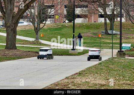 Fairfax, Virginia, USA - Januar 29, 2019: Zwei autonome Lebensmittel-lieferservice Roboter Reisen auf dem Weg zu Kunden auf dem Campus der George Mason University. Stockfoto