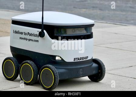 Fairfax, Virginia, USA - Januar 29, 2019: Ein autonomes Lebensmittel-lieferservice Roboter fährt auf dem Weg zu einem Kunden auf dem Campus der George Mason University. Stockfoto