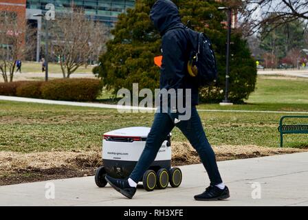 Fairfax, Virginia, USA - Januar 29, 2019: Ein autonomes Lebensmittel-lieferservice Roboter fährt auf dem Weg zu einem Kunden auf dem Campus der George Mason University. Stockfoto