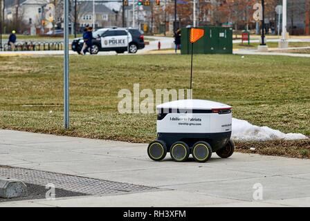 Fairfax, Virginia, USA - Januar 29, 2019: Ein autonomes Lebensmittel-lieferservice Roboter fährt auf dem Weg zu einem Kunden auf dem Campus der George Mason University. Stockfoto