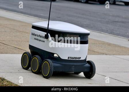 Fairfax, Virginia, USA - Januar 29, 2019: Ein autonomes Lebensmittel-lieferservice Roboter fährt auf dem Weg zu einem Kunden auf dem Campus der George Mason University. Stockfoto