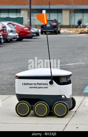 Fairfax, Virginia, USA - Januar 29, 2019: Ein autonomes Lebensmittel-lieferservice Roboter fährt auf dem Weg zu einem Kunden auf dem Campus der George Mason University. Stockfoto