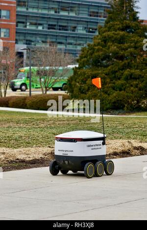 Fairfax, Virginia, USA - Januar 29, 2019: Ein autonomes Lebensmittel-lieferservice Roboter fährt auf dem Weg zu einem Kunden auf dem Campus der George Mason University. Stockfoto