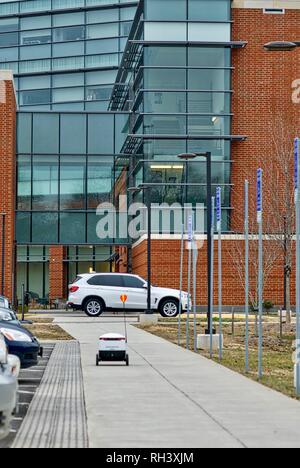 Fairfax, Virginia, USA - Januar 29, 2019: Ein autonomes Lebensmittel-lieferservice Roboter fährt auf dem Weg zu einem Kunden auf dem Campus der George Mason University. Stockfoto