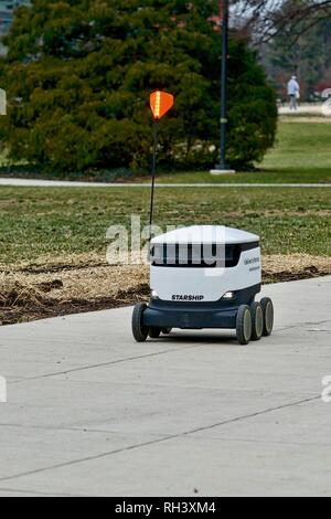 Fairfax, Virginia, USA - Januar 29, 2019: Ein autonomes Lebensmittel-lieferservice Roboter fährt auf dem Weg zu einem Kunden auf dem Campus der George Mason University. Stockfoto