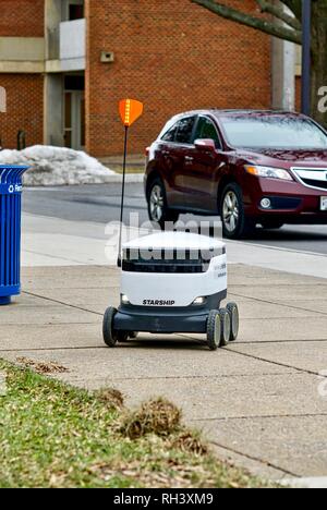 Fairfax, Virginia, USA - Januar 29, 2019: Ein autonomes Lebensmittel-lieferservice Roboter fährt auf dem Weg zu einem Kunden auf dem Campus der George Mason University. Stockfoto