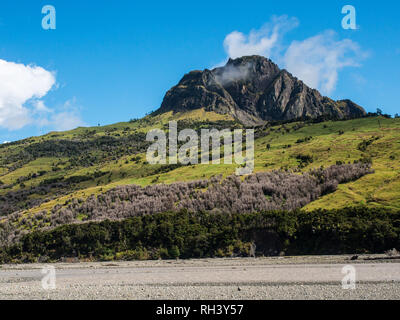 Taitai, felsigen Hügel, Back Country Landschaft mit Wolken, Tapuaeroa Valley, East Cape, North Island, Neuseeland Stockfoto