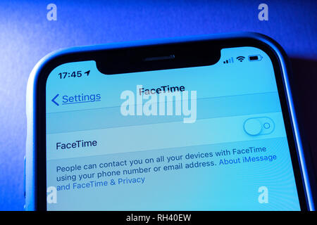 Paris, Frankreich - Jan 30, 2018: die Aktivierungstaste auf dem Apple iPhone XS-Smartphone für den Face drehte in den Einstellungen aufrufen Stockfoto