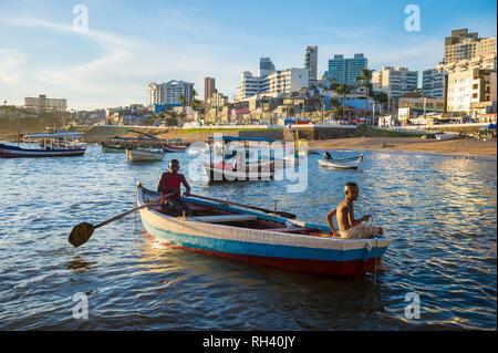 SALVADOR, Brasilien - Februar 2, 2016: Fischer im Dorf Rio Vermelho bereiten ihre Fischerboote für zelebranten auf dem Festival von yemanja. Stockfoto