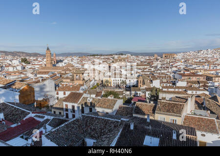 Schöne Panoramasicht auf die Stadt Antequera mit seiner Kirche, die weißen Häuser und Ziegeldächern, wunderschönen Tag in der Provinz Malaga Spanien Stockfoto