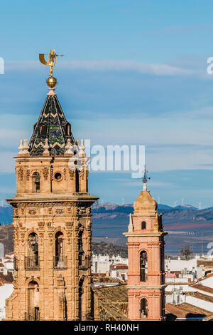 Blick auf die Türme des Royal College von San Sebastian in Antequera, wunderbar sonniger Tag mit blauem Himmel in der Provinz Malaga Spanien Stockfoto