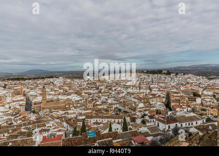 Schöne Panoramasicht auf die Stadt Antequera und das Royal College in San Sebastian, wunderbare und bewölkten Tag in der Provinz Malaga Spanien Stockfoto