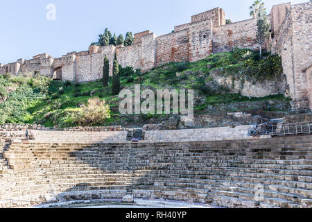 Runder Stein Zuschauertribünen des römischen Theaters von Malaga mit der Mauer und der Hügel von der Alcazaba im Hintergrund, Tag der Geschichte in Spanien Stockfoto