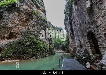 Die Guadalevín River zwischen den Canyon oder den Tajo de Ronda mit ihren bemoosten Blick auf die Pisten von der Casa del Rey Moro, wunderschönen Tag in Spanien Stockfoto