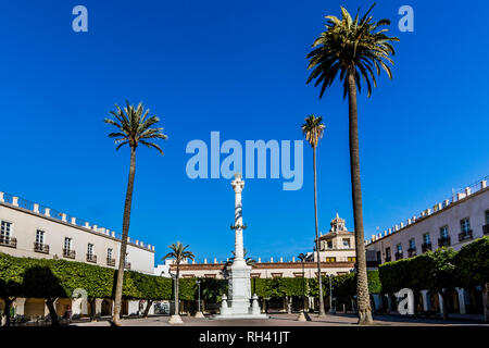 Plaza de la Constitución mit Palmen und Bäumen in einer symmetrischen Form mit dem Denkmal der Märtyrer der Freiheit im Hintergrund getrimmt Stockfoto