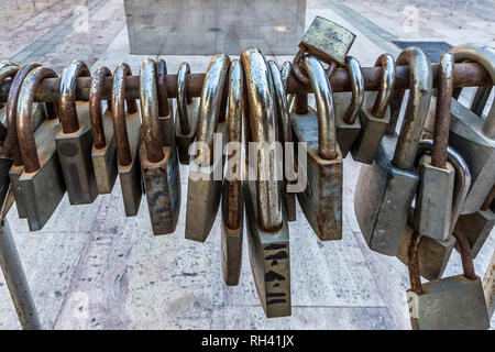 Große und Kleine rostige Schlösser auf einem Metallgeländer, Liebe und Brüderlichkeit, schönen Tag in Almeria Andalusien, Spanien Stockfoto