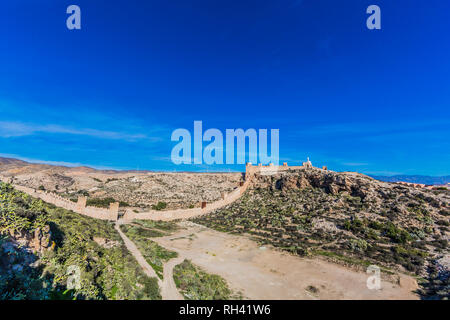 Schöne Panoramasicht auf die Wände der Alcazaba de Almería in Spanien auf einem felsigen Gelände, wunderbar sonniger Tag mit einem blauen Himmel Stockfoto