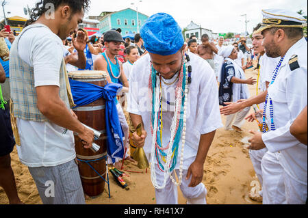 SALVADOR, Brasilien - Februar 02, 2016: Anbeter beim Festival der Yemanja sammeln Teil in Zeremonien am Ufer des Rio Vermelho Strand zu nehmen. Stockfoto
