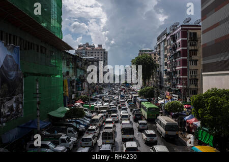 Yangon, Myanmar - 29. September 2016: Verkehr in der Innenstadt von Yangon Stockfoto