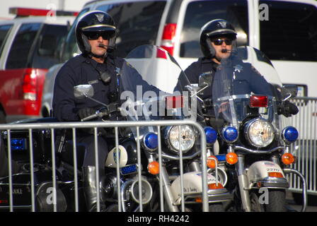 Oakland Polizeioffizier Jerry Sanchez und ein anderer Offizier Patrouille auf Motorrad außerhalb einer Kamala Harris für Präsident Kundgebung in der Innenstadt von Oakland an Jan. 27, 2019. Stockfoto