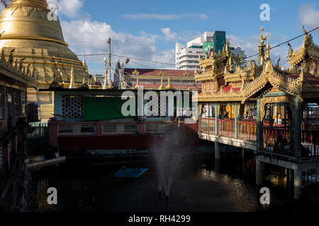 Yangon, Myanmar - 29. September 2016: Teich an Botataung Pagode Stockfoto