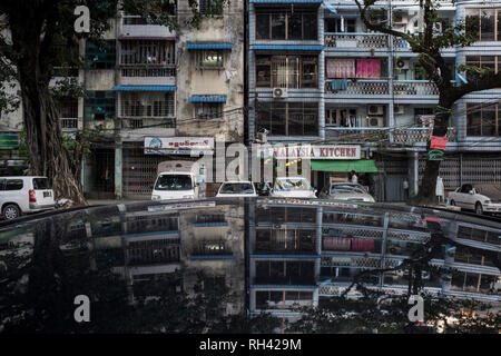 Yangon, Myanmar - 29. September 2016: Gebäude Reflexion in der Innenstadt von Yangon Stockfoto