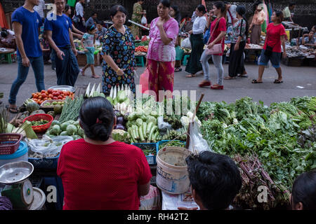 Yangon, Myanmar - 29. September 2016: Wochenmarkt in der Innenstadt von Yangon Stockfoto