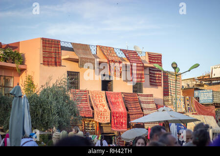 Marrakesch im Souk der Medina - marokkanische Teppiche, farbenfrohe Waren und Teppiche, die in den Souks verkauft werden Stockfoto