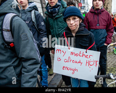 Ein Schüler gesehen, die ein Schild sagt meine Mutter schon heiß genug ist, während der Demonstration. Zum vierten Mal in Folge Donnerstag, Tausende Belgier Studenten der Schule übersprungen für eine bessere Klimapolitik in den Straßen von Brüssel zu demonstrieren. Der Protest wurde durch eine 17-jährige Anuna De Wever, eine Studentin, die Pläne für die Klimapolitik zu demonstrieren und gegen die nachlässige Umweltpolitik der Politiker organisiert. Stockfoto