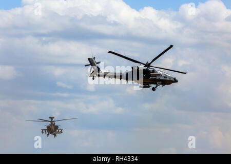 UH-60 Blackhawk und Apache. Internationale militärische Ausbildung aber Streik 2017', Adazi, Lettland, vom 3. bis zum 15. Juni 2017. US Army Europe - led jährliche Inte Stockfoto