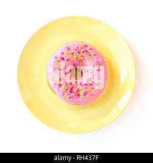 Auf der Suche nach unten von oben auf einen farbenfrohen Pastelltönen Platte mit einem süßen Donut in rosa Zuckerglasur überzogen mit Hunderten und Tausenden auf weißem Hintergrund in ein Stockfoto