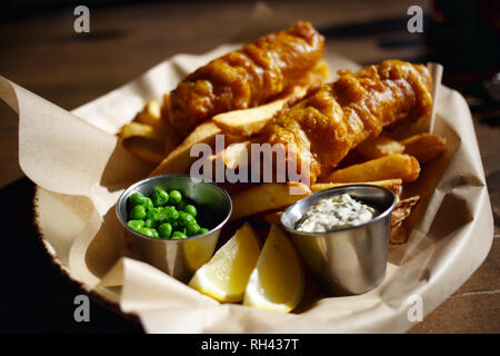 Tolle Fische und Chips - Fisch und Chips bestellt in einem Straßencafe in der Innenstadt von Huntington Beach, CA Stockfoto