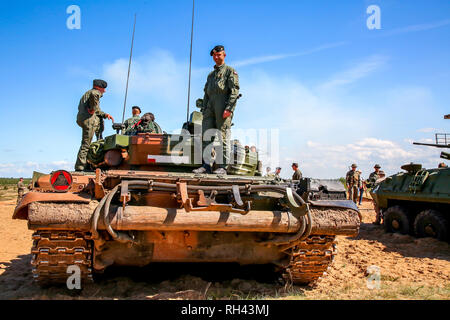 NATO-Soldaten am Tank Abrams. Internationale militärische Ausbildung aber Streik 2017', Adazi, Lettland, vom 3. bis zum 15. Juni 2017. US Army Europe - led jährliche In Stockfoto