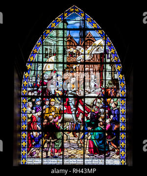 Fougères, Frankreich. Glasfenster, die Jeanne d'Arc nach der Belagerung von Orleans, Eglise Kirche Saint-Sulpice Stockfoto