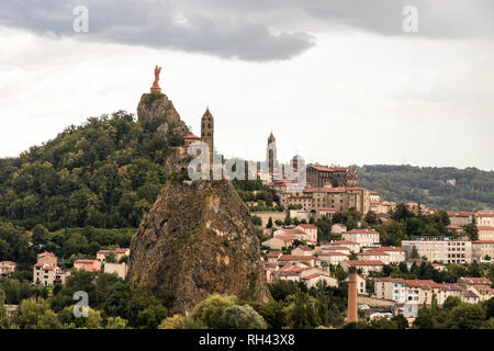 Le Puy-en-Velay, Frankreich. Blick auf die Kathedrale von Notre-Dame, der Saint Michel d'Aiguilhe Kapelle, und die Statue Notre-Dame de France Stockfoto