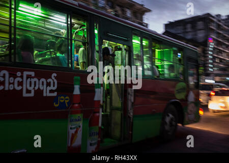 Yangon, Myanmar - 29. September 2016: Grüne Bus in der Innenstadt von Yangon Stockfoto